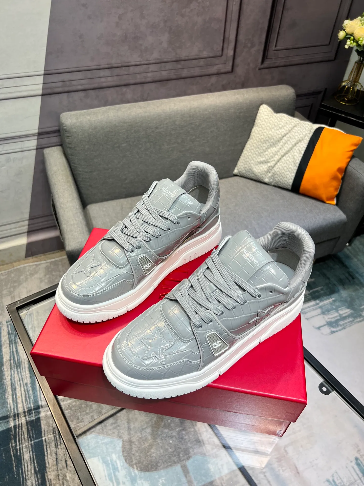 Men's Men's Shoes 💰660 Valentino 2023 early autumn new star shoes are now online! Wang Hedi and Ren Jialun have been worn by many celebrities. Who can refuse the same couple shoes as Wang Hedi! The design of Stars Stab My Heart is cool and spicy. The material of the shoes is cowhide, and every color is beautiful! Size 35-40, men’s size 39-44 (women’s 41, men’s 38, 45🉑️customized)